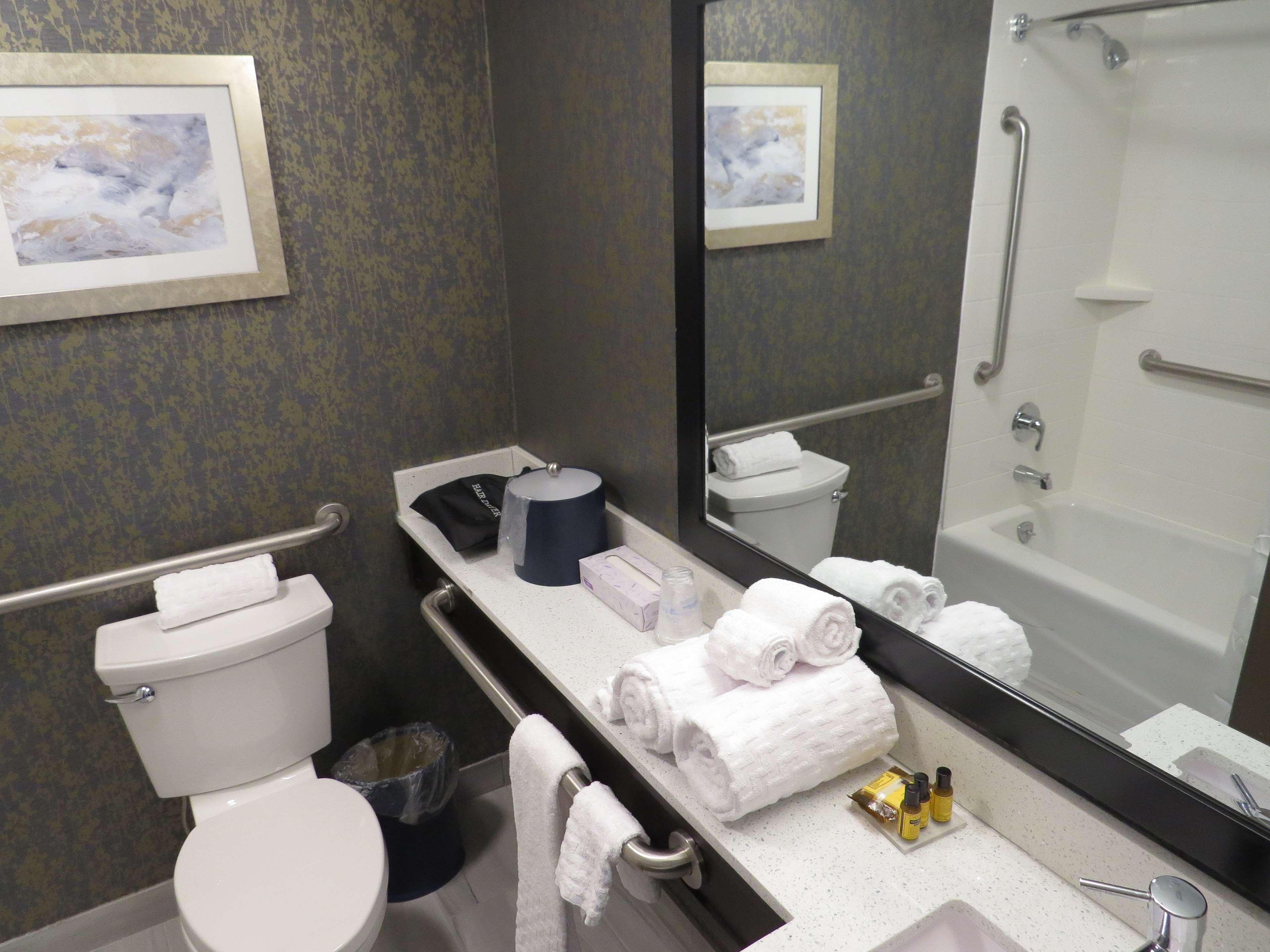 Best Western Plus Landmark Inn Laconia Bagian luar foto
