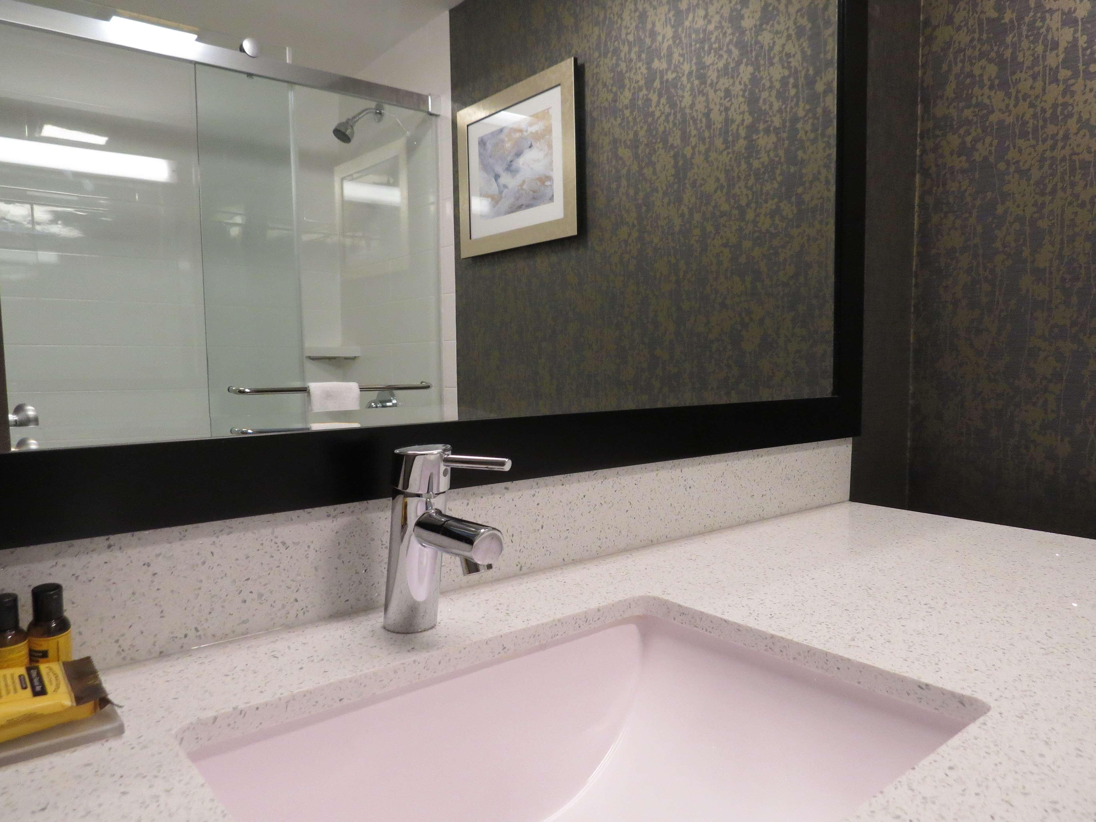 Best Western Plus Landmark Inn Laconia Bagian luar foto