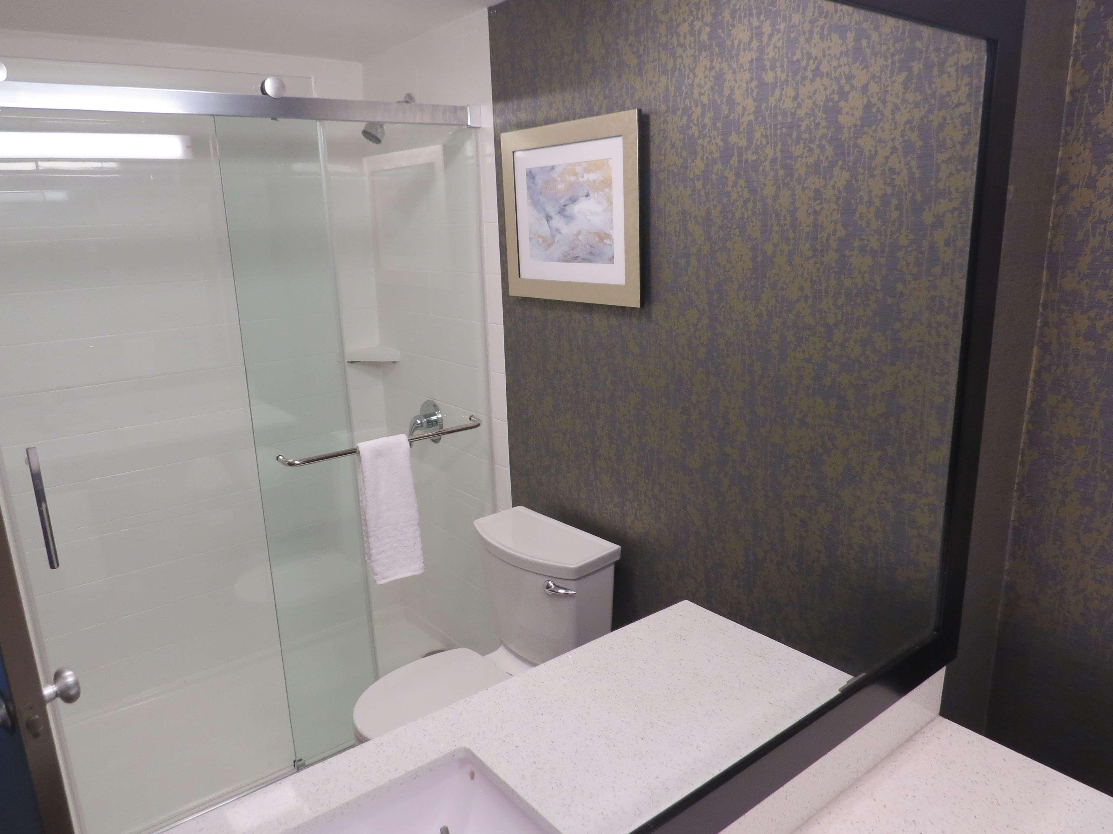 Best Western Plus Landmark Inn Laconia Bagian luar foto