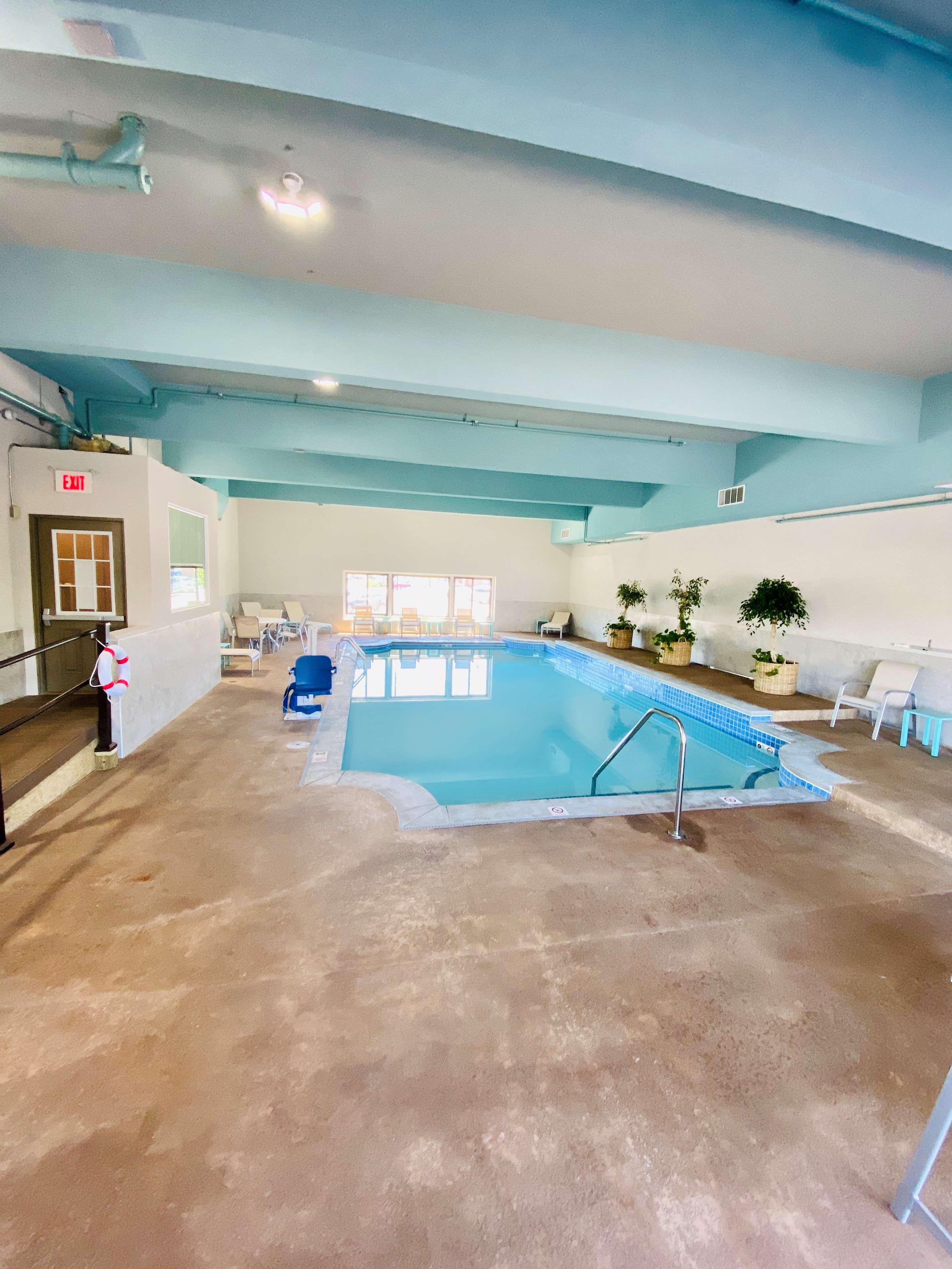 Best Western Plus Landmark Inn Laconia Bagian luar foto