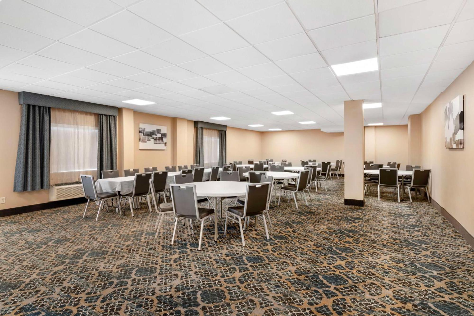 Best Western Plus Landmark Inn Laconia Bagian luar foto