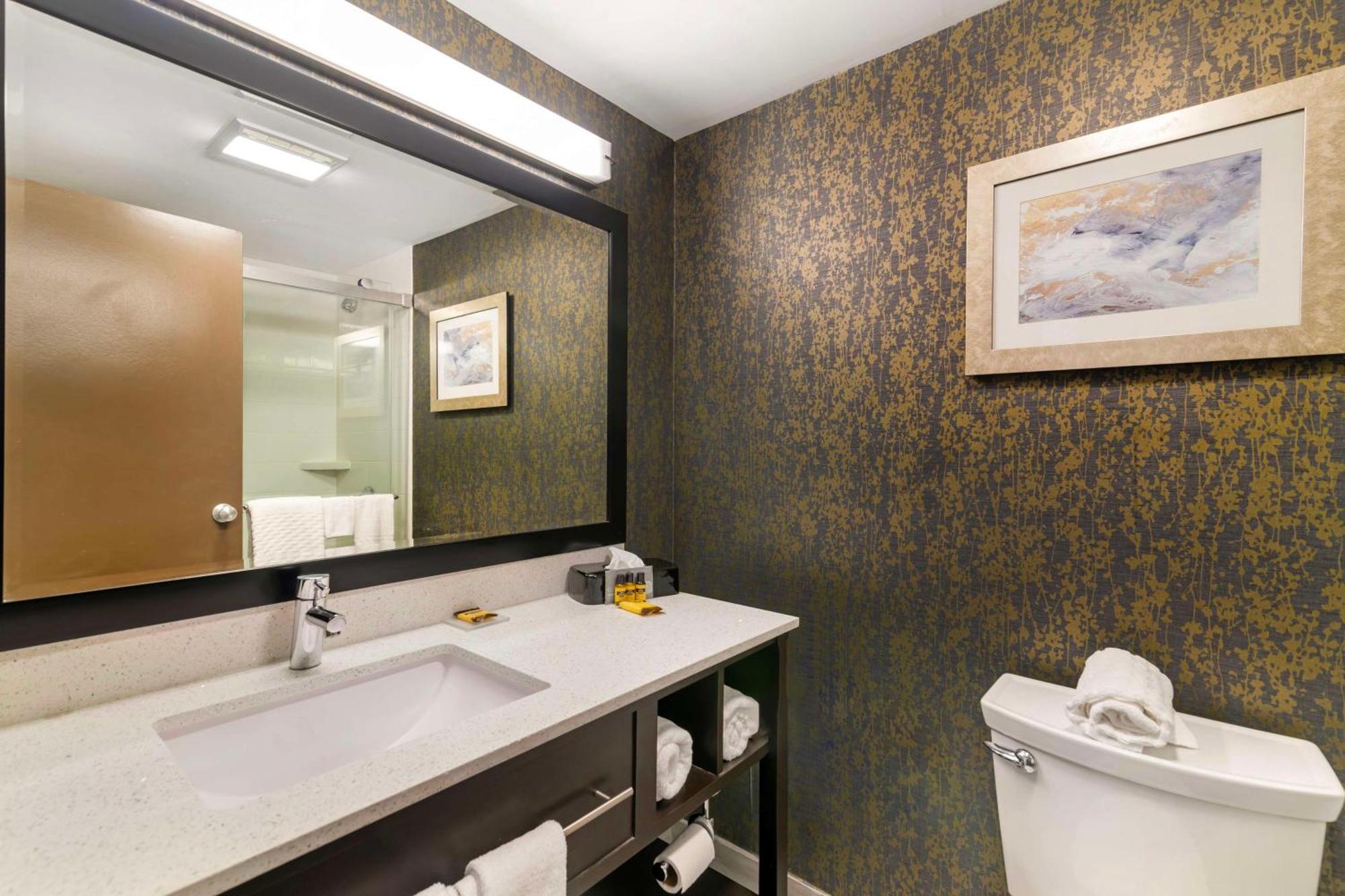 Best Western Plus Landmark Inn Laconia Bagian luar foto